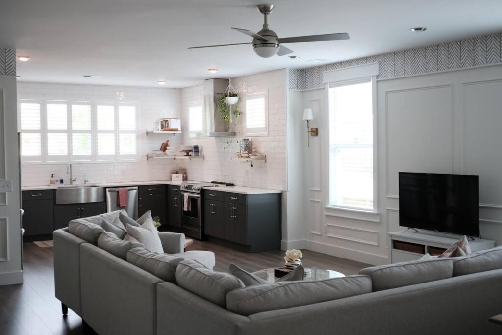 Brand New Downtown Home! Holiday home