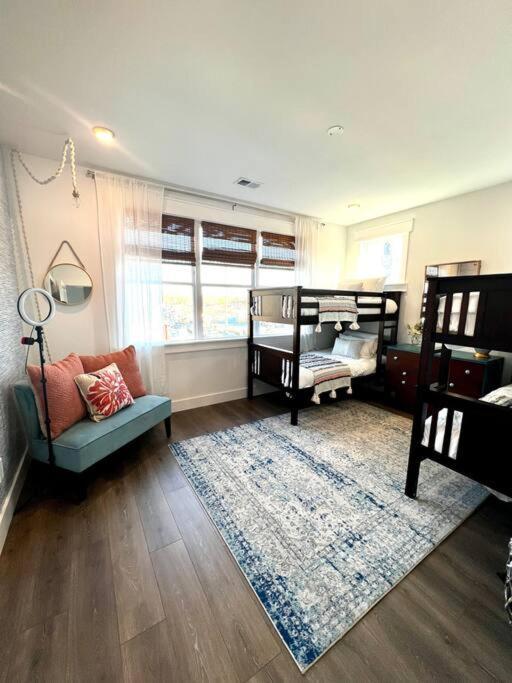 Brand New Downtown Home! Holiday home